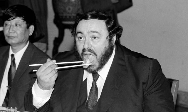 Όταν ο Λουτσιάνο Παβαρότι…έκλεψε μία μπριζόλα από το πιάτο του Χένρι Κίσινγκερ