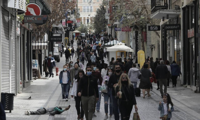 Πάσχα: Δώρα και λαμπάδες «ζέσταναν» την αγορά – Πώς θα λειτουργήσουν τα μαγαζιά έως το Μ. Σάββατο