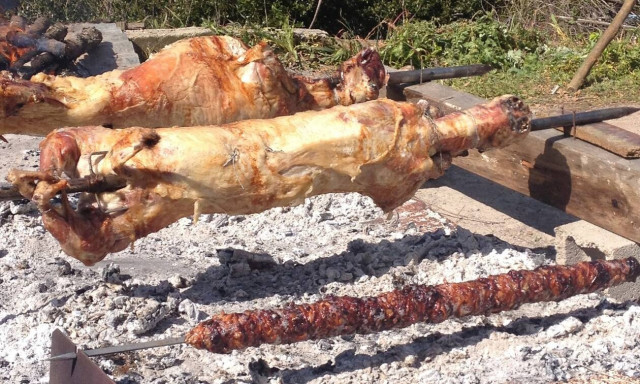 Πάσχα: Γιατί σουβλίζουμε αρνί την Κυριακή; Πώς θα το κάνετε πιο νόστιμο από ποτέ