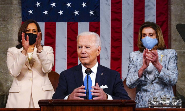 ΗΠΑ: Γράφτηκε ιστορία στο Κογκρέσο - Πίσω από τον πρόεδρο Μπάιντεν κάθισαν δύο γυναίκες