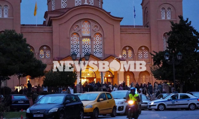 Νέα Σμύρνη: Με μάσκες στο προαύλιο οι πιστοί για τη λειτουργία της Μεγάλης Πέμπτης στην Αγία Φωτεινή