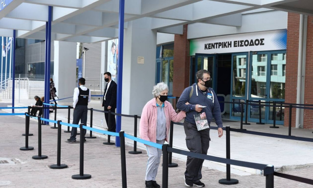 Κορονοϊος: Πόσο προστατεύονται από την εισαγωγή στα νοσοκομείο οι 65αρηδες αν εμβολιαστούν