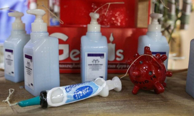 Πάσχα 2021: Η πανδημία επηρέασε και τις λαμπάδες – Κορονοϊός, αντισηπτικό και εμβόλια στις εκκλησίες