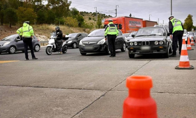 Police turn back 939 vehicles attempting to leave Athens without proper documents