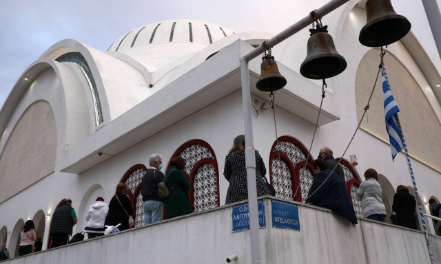 Πάσχα 2021: Τι ισχύει μέχρι την Κυριακή για τις μετακινήσεις, τις εκκλησίες και το πασχαλινό τραπέζι