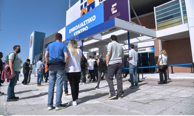 Μπροστάρηδες οι νέοι στην «κούρσα» των εμβολιασμών - Μεγάλη προσέλευση στα εμβολιαστικά κέντρα