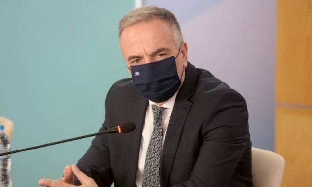 Καλαφάτης για το Πάσχα: Σπεύδουμε για εμβολιασμό