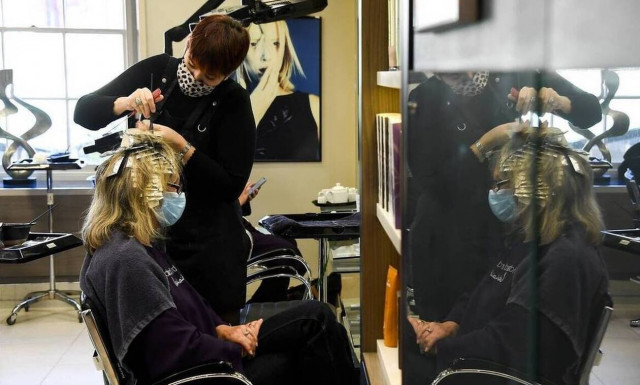 Κομμωτήρια: Ανοιχτά και την Κυριακή 9 Μαΐου - Τι SMS στέλνουμε