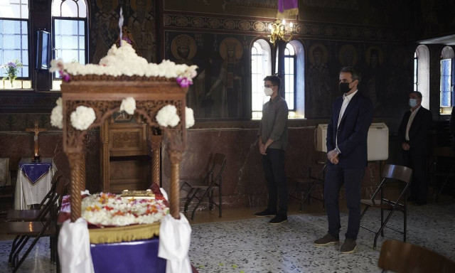 Κυριάκος Μητσοτάκης: Στον Επιτάφιο του Ιπποκράτειου νοσοκομείου συνοδευόμενος από τον γιο του