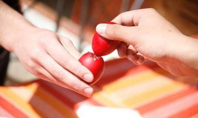 Πάσχα 2021: Πώς θα κερδίσεις τους πάντες στο... τσούγκρισμα αυγών (video)