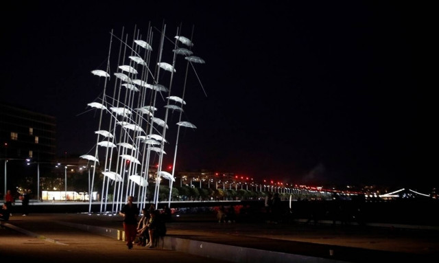 Θεσσαλονίκη: Με το λευκό αναστάσιμο χρώμα φωταγωγήθηκαν οι «Ομπρέλες» του Ζογγολόπουλου