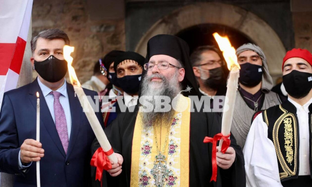 Πάσχα 2021: Στην Αθήνα το Άγιο Φως - Mεταφέρει το μήνυμα της Ανάστασης