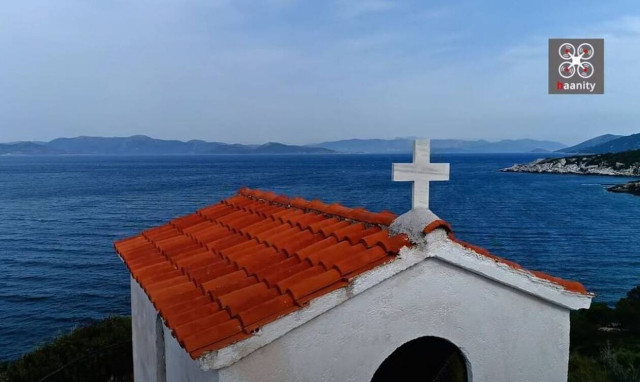 Βίντεο: Πάσχα στην Αττική, σε ένα εκκλησάκι δίπλα στο κύμα