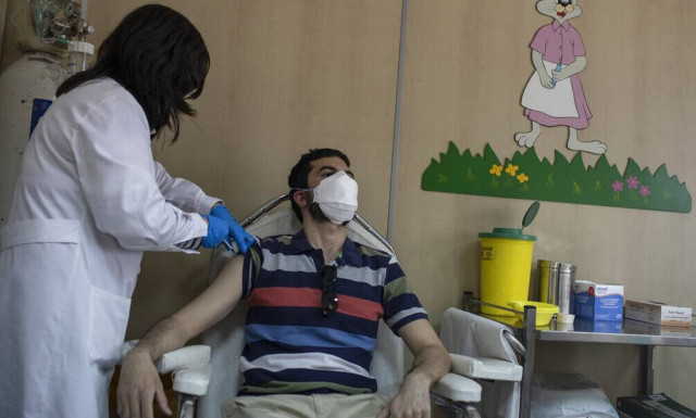 Κορονοϊός: Χρειάζεται έλεγχος αντισωμάτων μετά τον εμβολιασμό; Πότε πετάμε μάσκες