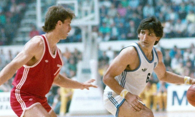 Ρε Μαρτσουλιόνις δεν πας να δεις αν έρχομαι στη γωνία;