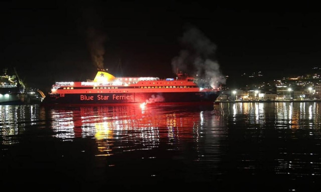 Η Ανάσταση τους βρήκε μπαίνοντας στο λιμάνι της Σύρου - Εντυπωσιακές εικόνες (vid)