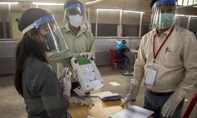 Στον κλοιό του κορονοϊού η Ινδία, με νέο ρεκόρ θανάτων