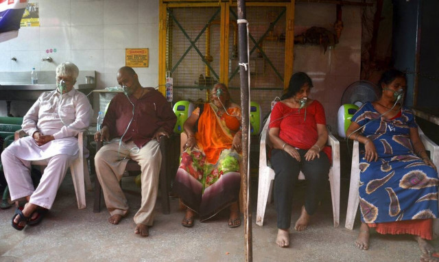 Κορονοϊός Ινδία: «Κόλαση» με νέο ρεκόρ θανάτων - Πάνω από 350.000 νέα κρούσματα σε ένα 24ωρο