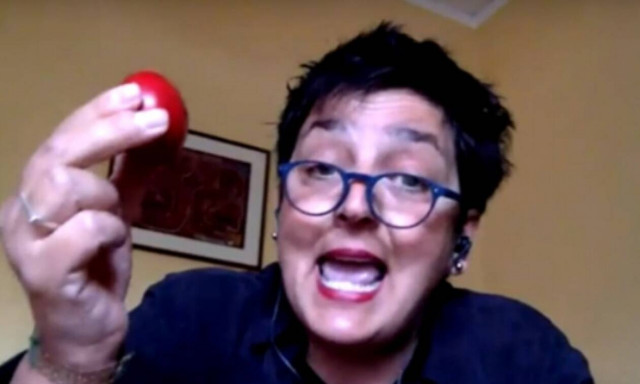 Τρελό βίντεο: Εξηγεί πώς θα κερδίζεις ΠΑΝΤΑ στο τσούγκρισμα των αυγών!