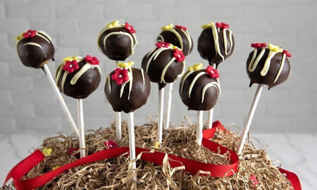 Cookie pops με πασχαλινά κουλουράκια - Λαχταριστή συνταγή από τον Άκη Πετρετζίκη