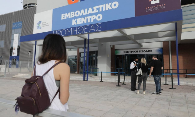 Επιχείρηση «Ελευθερία»: Ποιος εμβολιάζεται με τι - Πότε αναμένονται οι επόμενες δόσεις εμβολίων