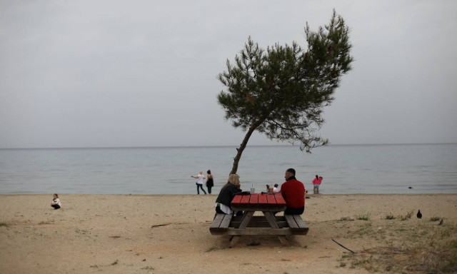 Καιρός: Χτύπησε κόκκινο το θερμόμετρο με έως και 39 βαθμούς - Πτώση θερμοκρασίας την Τρίτη με βροχές