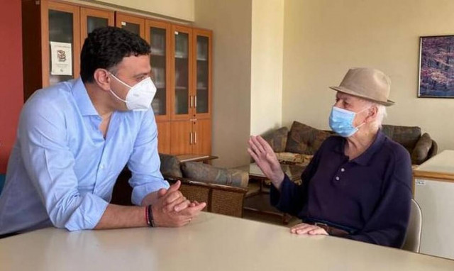 Συνάντηση Κικίλια με τον πρώτο πολίτη που εμβολιάστηκε στην Ελλάδα – Το μήνυμα του Μιχάλη Γιοβανίδη