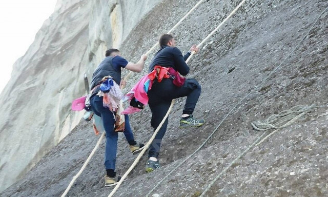 Άγιος Γεώργιος: Αναβίωσε το έθιμο στο Καστράκι – Οι αναβάσεις για το κρέμασμα μαντηλιών
