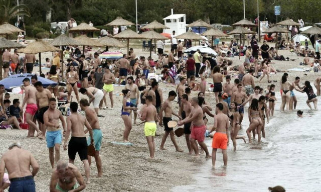 Ζέστη και χαλάρωση μέτρων έφεραν… πανικό στις παραλίες – «Βούλιαξαν» τα Νότια Προάστια της Αττικής