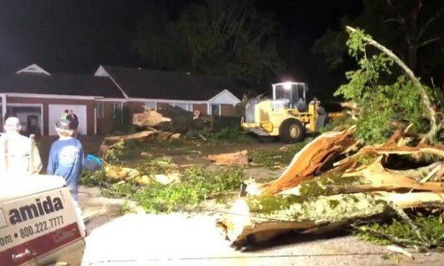 ΗΠΑ: Ανεμοστρόβιλος σαρώσε το Μισισίπι, καταστρέφοντας κτίρια και μεγάλες προκαλώντας ζημιές