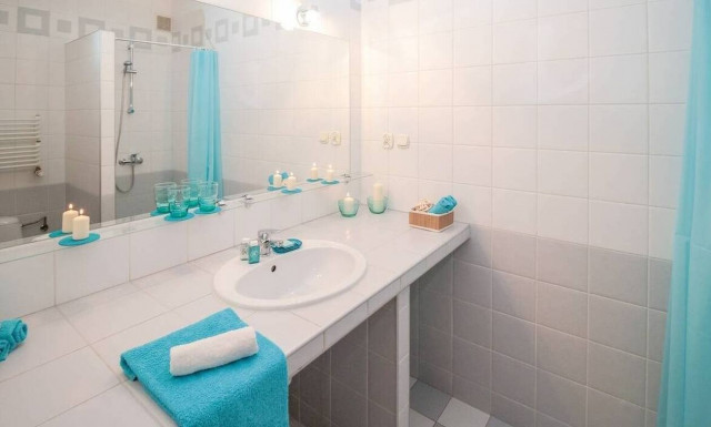 Θολώνει ο καθρέφτης του μπάνιου σας; Αυτό είναι το απόλυτο κόλπο για να μην ξανασυμβεί!