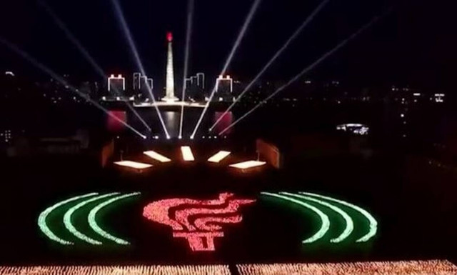 Βόρεια Κορέα: Φαντασμαγορική παρέλαση με πυρσούς χωρίς μέτρα προστασίας