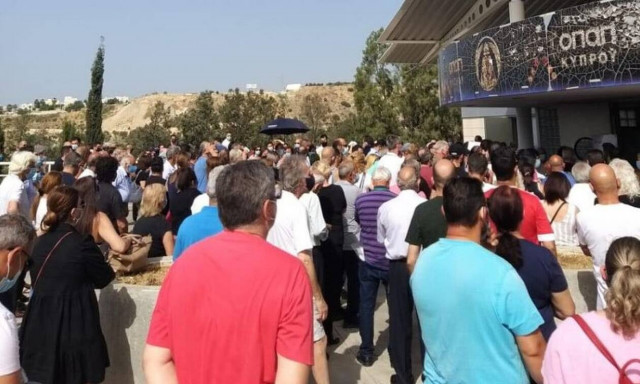 Κύπρος: Απίστευτος συνωστισμός και λιποθυμίες στο εμβολιαστικό κέντρο Λεμεσού