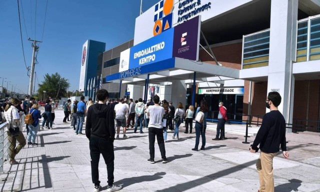 Κορονοϊός: Νέες γραμμές εμβολιασμού και διευρυμένο ωράριο στα κέντρα