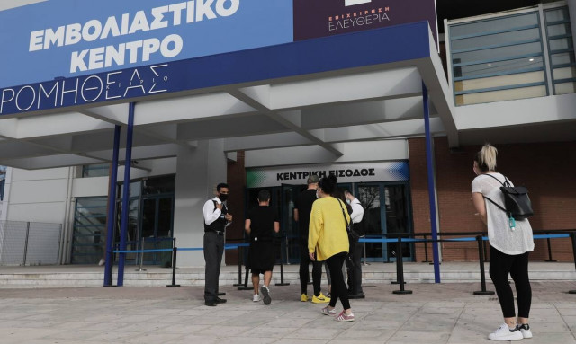 Επιχείρηση «Ελευθερία»: Στην τρίτη φάση με 1.500 εμβολιαστικά κέντρα και 100.000 εμβόλια την ημέρα