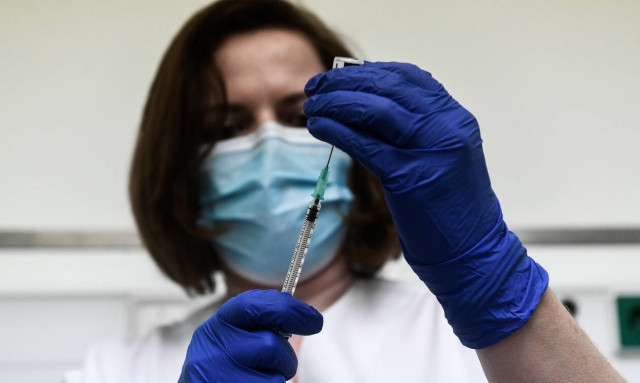 Κορονοϊός: Με αργά βήματα η αποκλιμάκωση της πανδημίας – «Γκαζώνουν» οι εμβολιασμοί