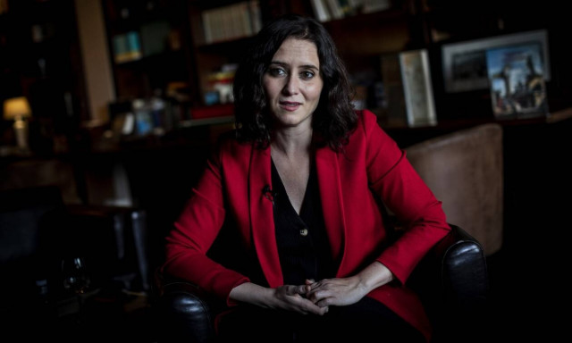 Η «Ισπανίδα Τραμπ»: Επιδιώκει να κερδίσει τις περιφερειακές εκλογές με αμφισβήτηση του lockdown