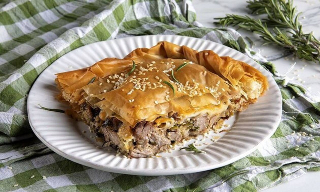 Συνταγή για πεντανόστιμη πίτα με αρνί που περίσσεψε από τον Άκη Πετρετζίκη