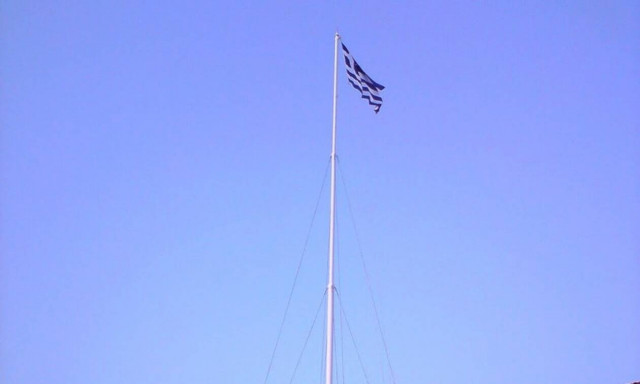 Ρόδος: 48χρονος κατέβασε τη σημαία από το Βωμό της Πατρίδας και μαχαίρωσε αστυνομικό