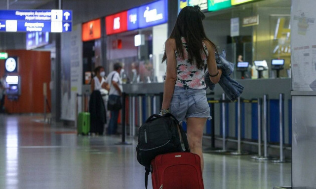 Θρίλερ για τον τουρισμό: Πότε θα ανάψει «πράσινο φως» για Βρετανούς τουρίστες στην Ελλάδα