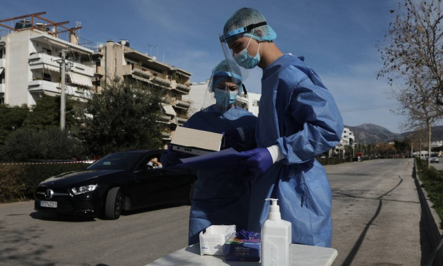 Κρούσματα σήμερα: Πολύ υψηλός ο αριθμός – Ξανά αγωνία για τις ΜΕΘ και τους νεκρούς