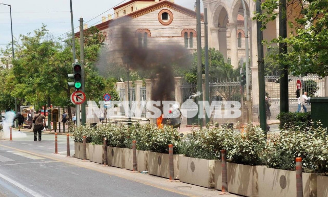 Επεισόδια και μολότοφ στις συγκεντρώσεις για τα εργασιακά στην Αθήνα - Χημικά στα Εξάρχεια