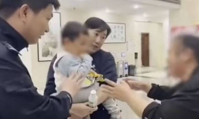 Αδιανόητο! Πούλησε τον 2χρονο γιο του για να πάει διακοπές με την κοπέλα του (vid)