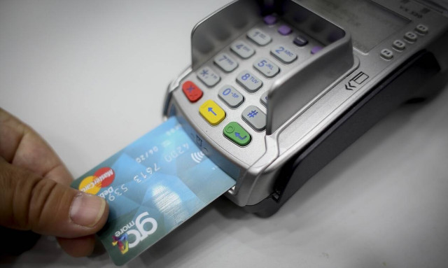 Ποιοι απαλλάσσονται οριστικά από τα πρόστιμα για τις e-αποδείξεις και ποιοι θα πληρώσουν κανονικά