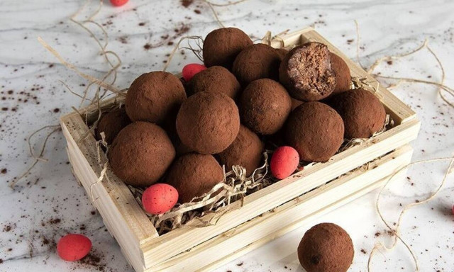 Τρουφάκια με πασχαλινά κουλουράκια από τον Άκη Πετρετζίκη