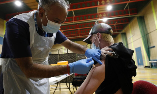 Βρετανία: Εναλλακτικό εμβόλιο αντί της AstraZeneca στους κάτω των 40