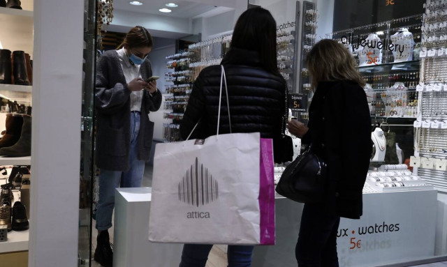 Ανοικτά και με εκπτώσεις τα καταστήματα την Κυριακή