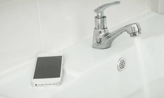 Κινητό τηλέφωνο βρύση νερό