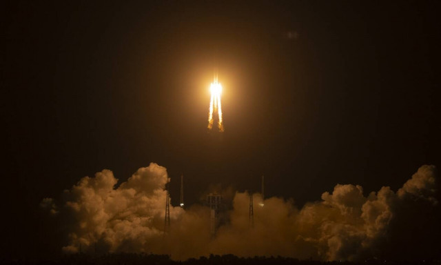 Πότε πέφτει στη Γη από το Διάστημα ο εκτός ελέγχου κινεζικός πύραυλος: Πόσο πρέπει να ανησυχούμε