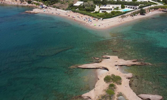 Το νησάκι της Αττικής με τις αλλεπάλληλες δαντελένιες ακρογιαλιές 30 λεπτά από το κέντρο της Αθήνας